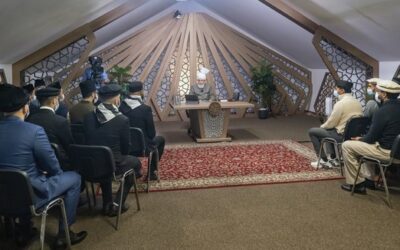Queens’ khuddam meet Huzoor at Islamabad