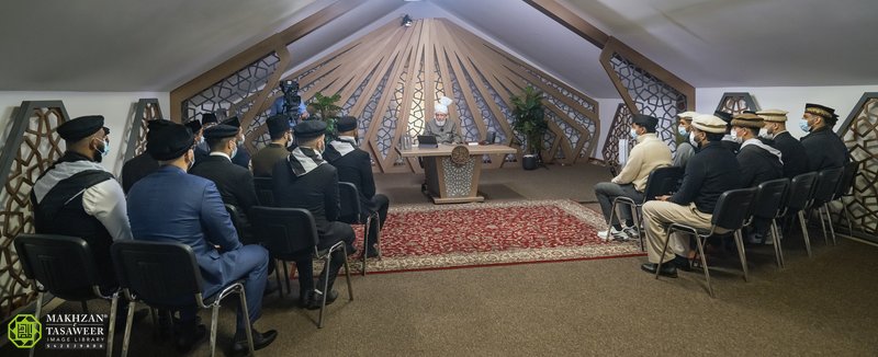 Queens’ khuddam meet Huzoor at Islamabad